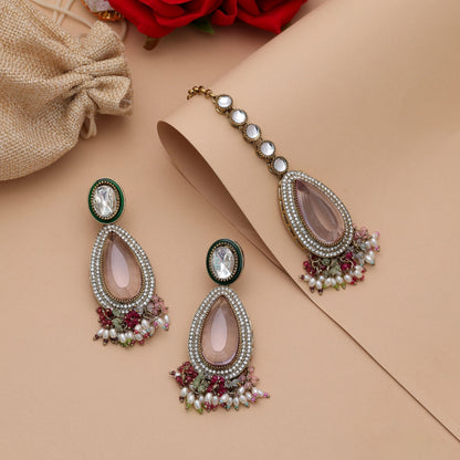 Anmutiges Mehrfarbiges Kundan Ohrringe-Tikka-Set mit Klassischem Festlichem Schmuck-Flair