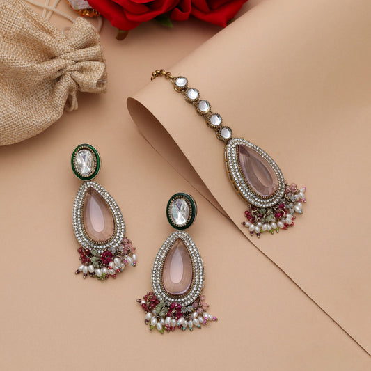Anmutiges Mehrfarbiges Kundan Ohrringe-Tikka-Set mit Klassischem Festlichem Schmuck-Flair