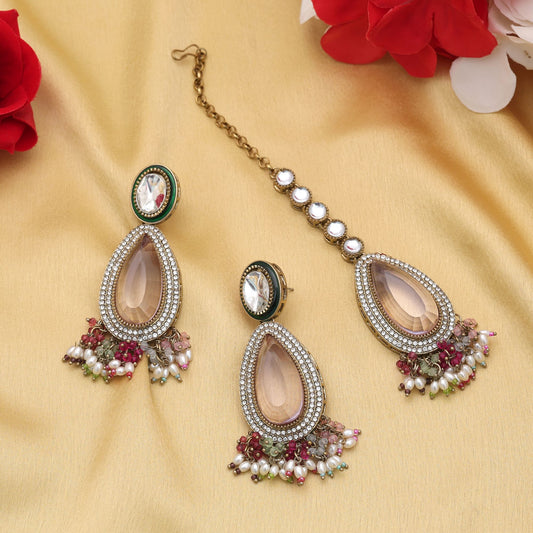 Anmutiges Mehrfarbiges Kundan Ohrringe-Tikka-Set mit Klassischem Festlichem Schmuck-Flair