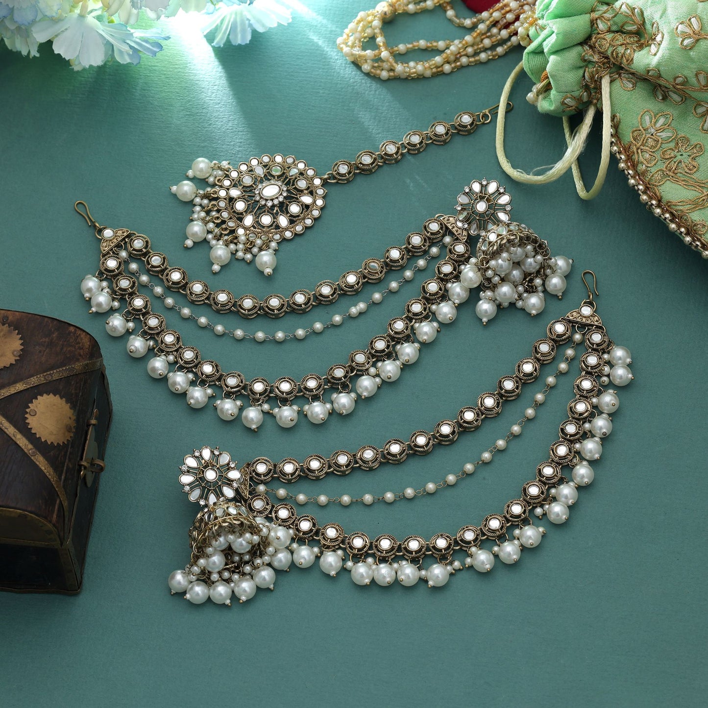 Elegantes weißes Spiegel Kundan Ohrringe Tikka Set für Braut-Styling