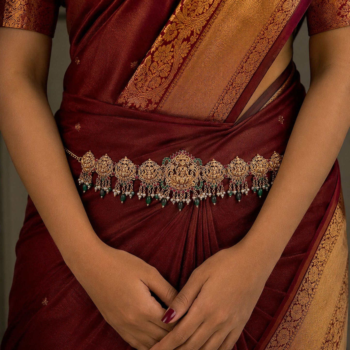 Eleganter grüner Kamarband mit traditionellem, von Brautschmuck inspiriertem Artwork-Design