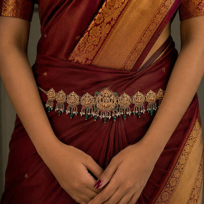 Eleganter grüner Kamarband mit traditionellem, von Brautschmuck inspiriertem Artwork-Design