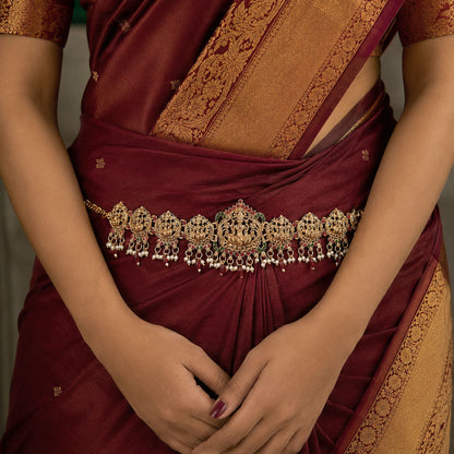 Premium bordeauxfarbener Tempel-Kamarband für Frauen Ethnische Sari Anlass Modebekleidung