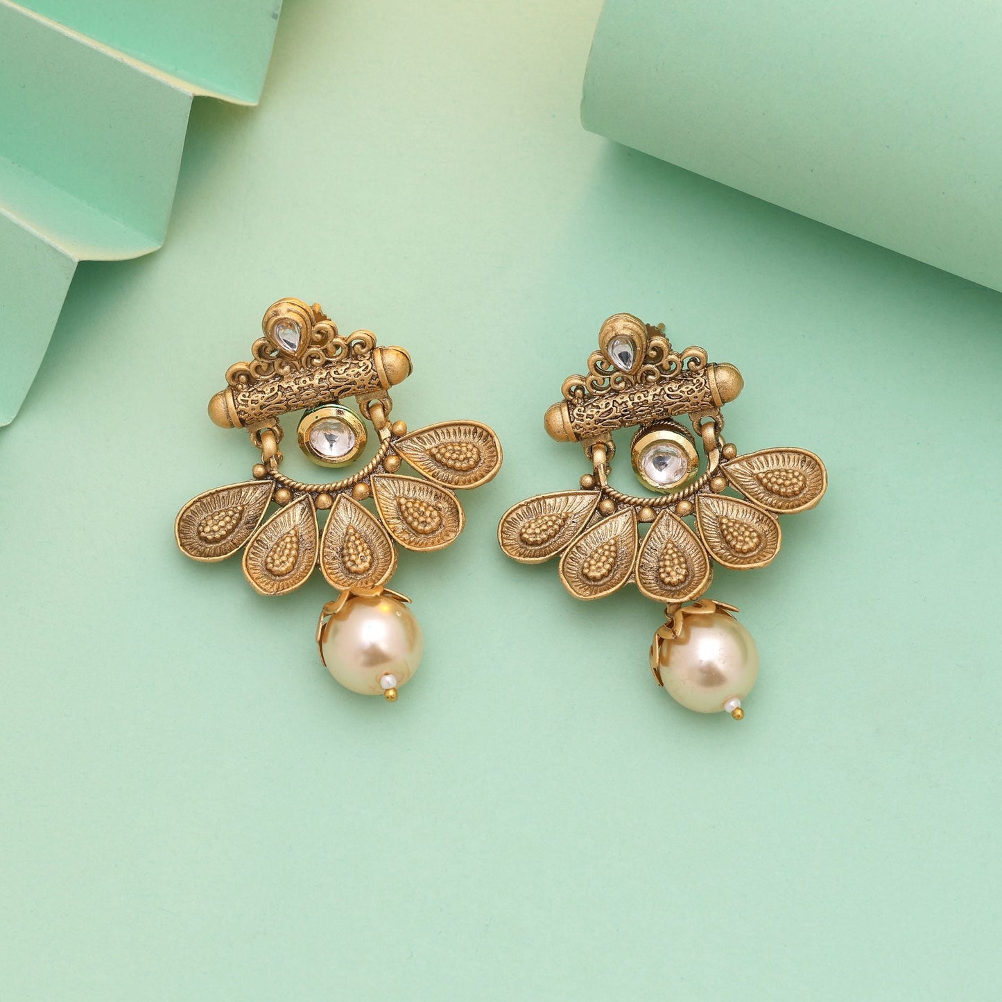 Weiße matte goldene Ohrringe – perfekt als Geschenk und für festliche Garderoben.