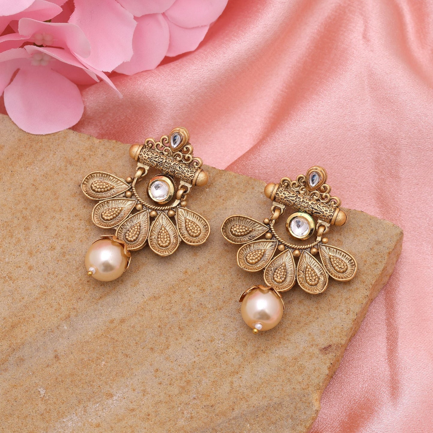 Weiße matte goldene Ohrringe – perfekt als Geschenk und für festliche Garderoben.