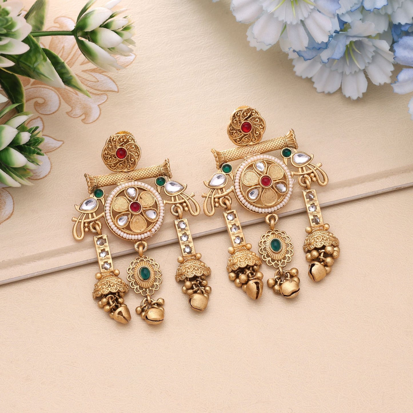 Elegante ethnische Ohrringe in Rani & Grün mit mattgoldener Verzierung
