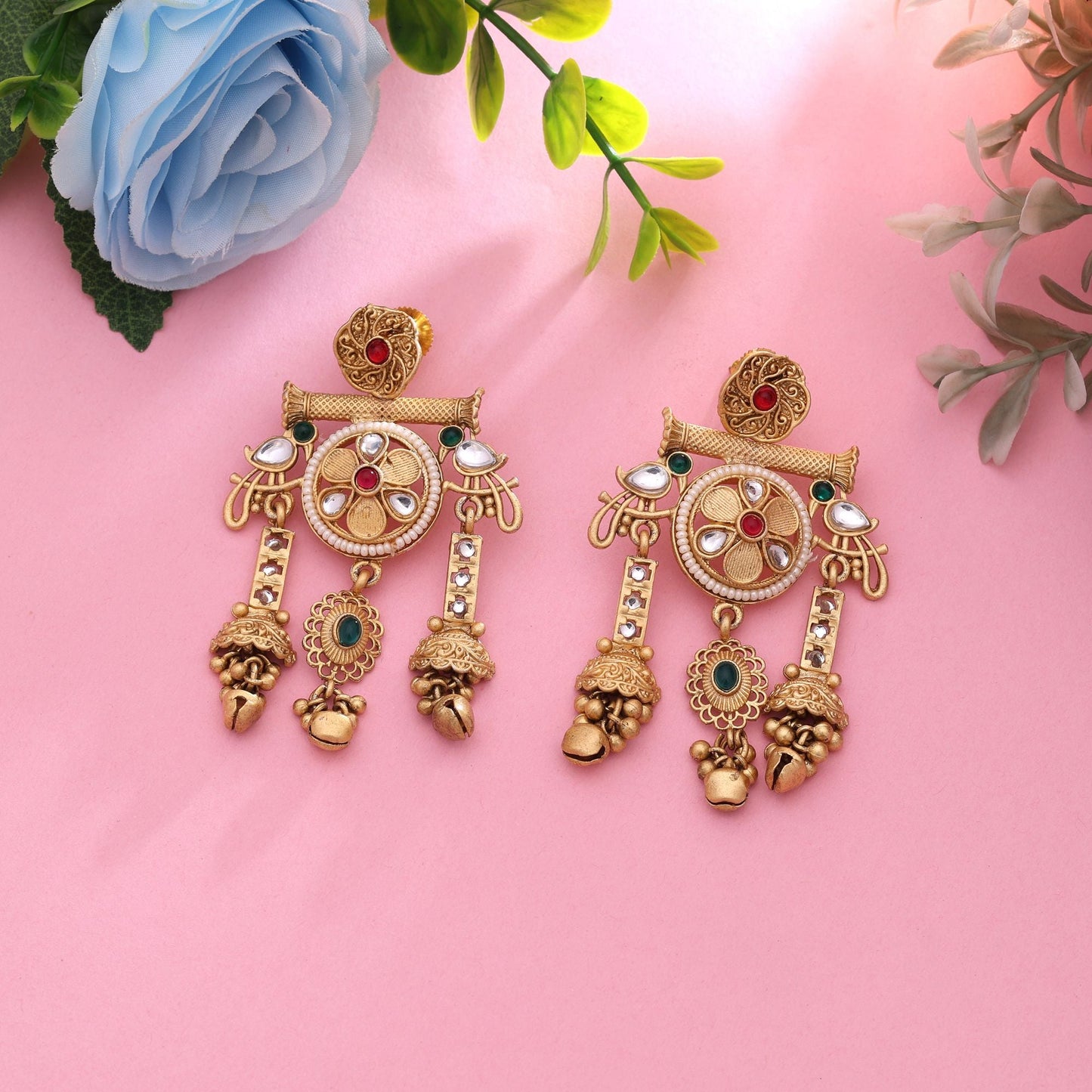 Elegante ethnische Ohrringe in Rani & Grün mit mattgoldener Verzierung