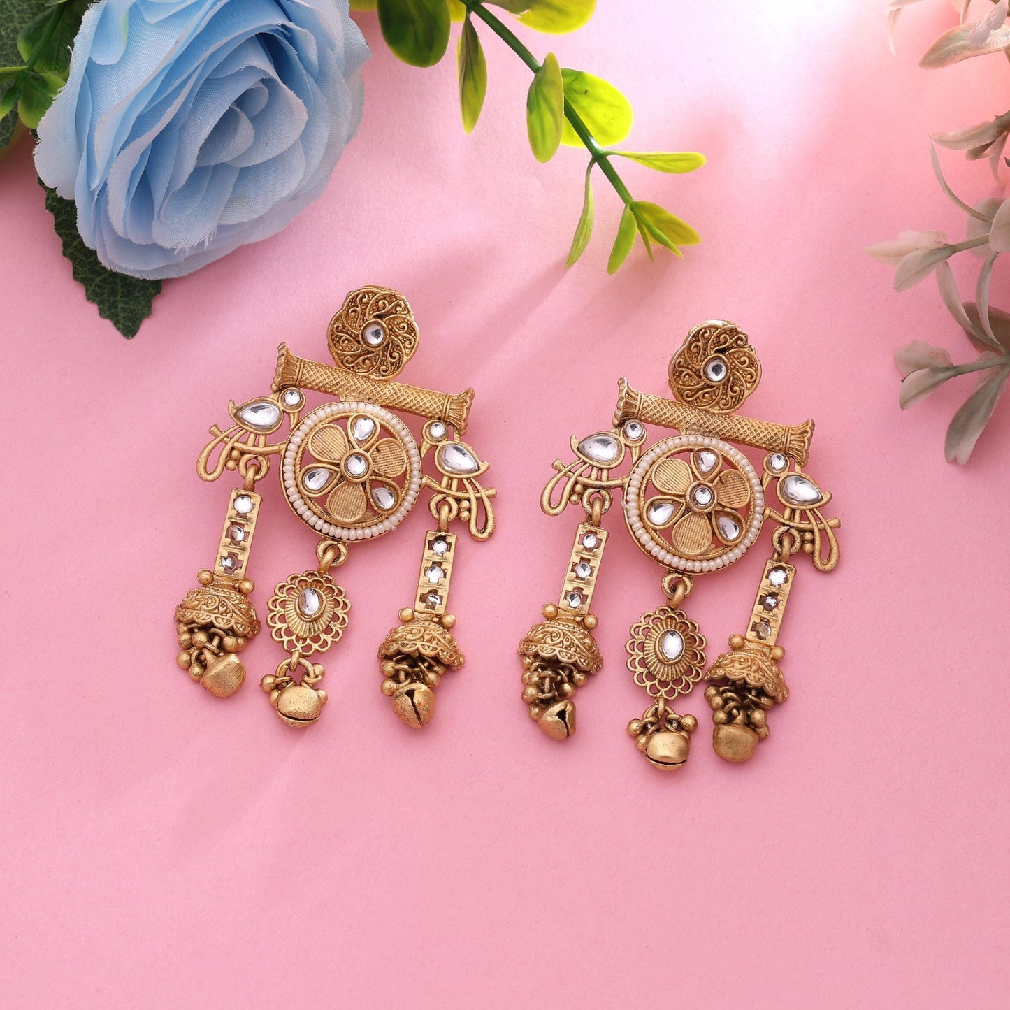 Weiße Designer-Hochzeits-Ohrringe aus mattem Gold