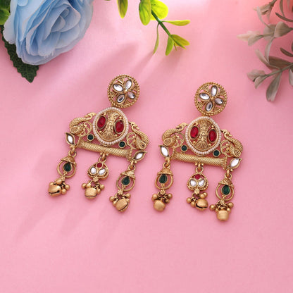 Rani- & grünfarbene Statement-Ohrringe aus mattem Gold im Ethno-Stil