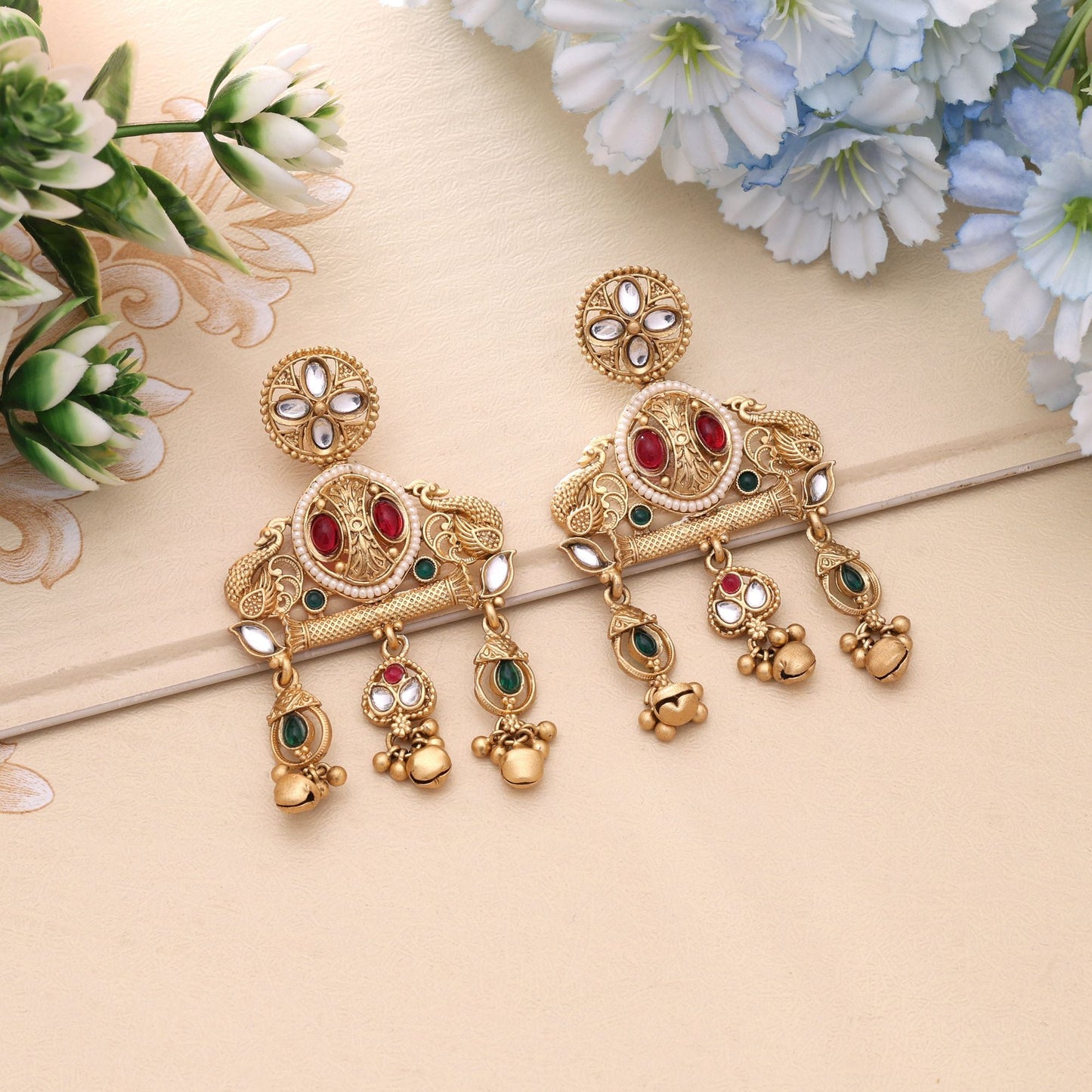 Rani- & grünfarbene Statement-Ohrringe aus mattem Gold im Ethno-Stil
