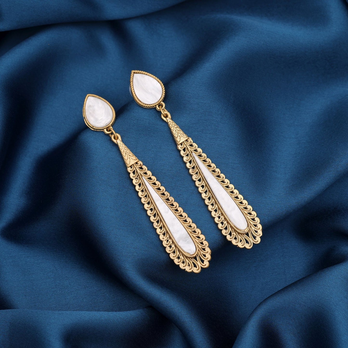 Elegante weiße Ohrringe aus mattgold für Damen – Kollektion für traditionelle Anlässe