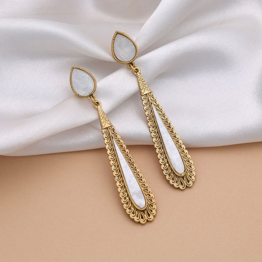 Elegante weiße Ohrringe aus mattgold für Damen – Kollektion für traditionelle Anlässe