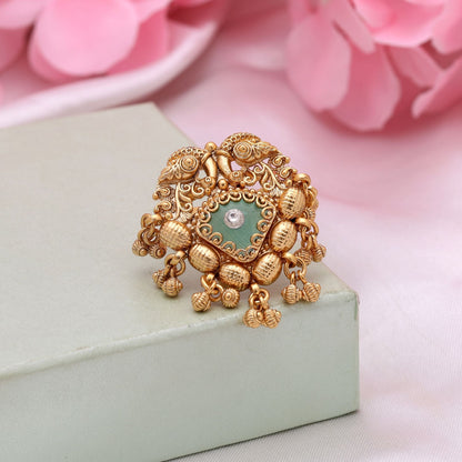 Pistaziengrüne, mattgoldene Ringe mit sanften Farbtönen und hochwertigem, mattem Design