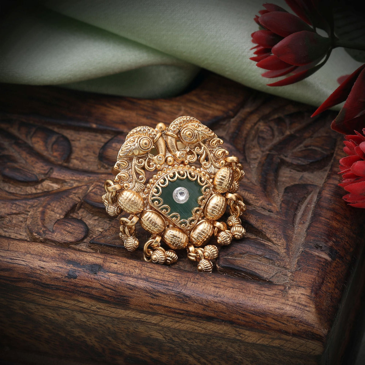 Pistaziengrüne, mattgoldene Ringe mit sanften Farbtönen und hochwertigem, mattem Design