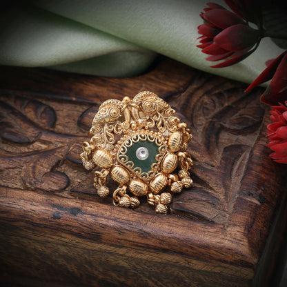 Pistaziengrüne, mattgoldene Ringe mit sanften Farbtönen und hochwertigem, mattem Design