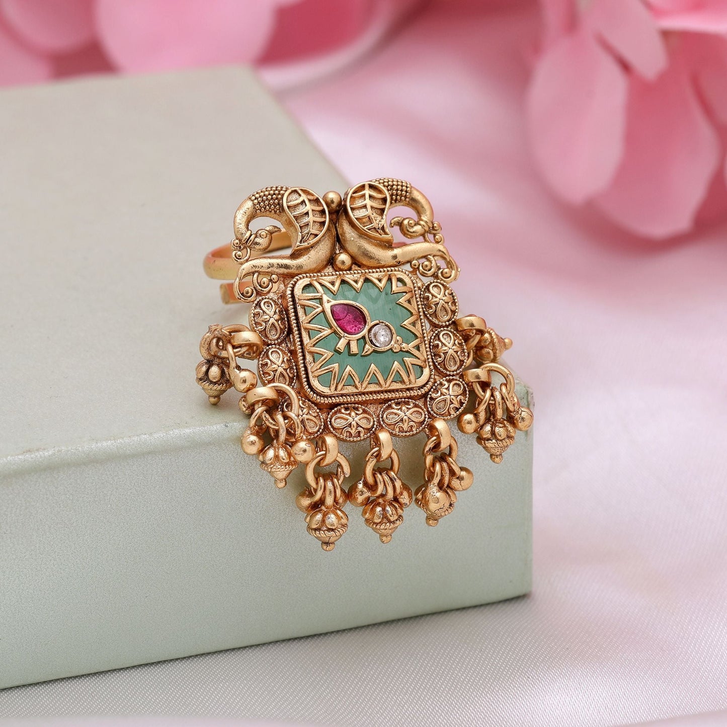 Pistaziengrüne Farbe, mattgoldene Ringe, inspiriert von Naturtönen und zeitlosem Schmuckdesign