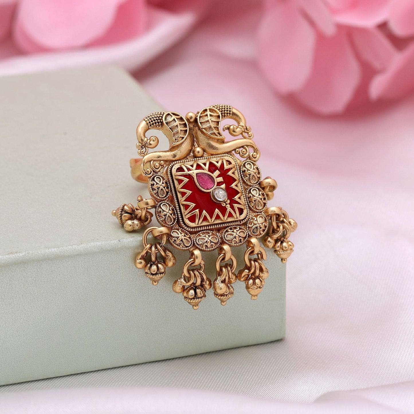 Ringe aus rotem mattem Gold mit traditionellen Motiven und langanhaltendem mattem Finish