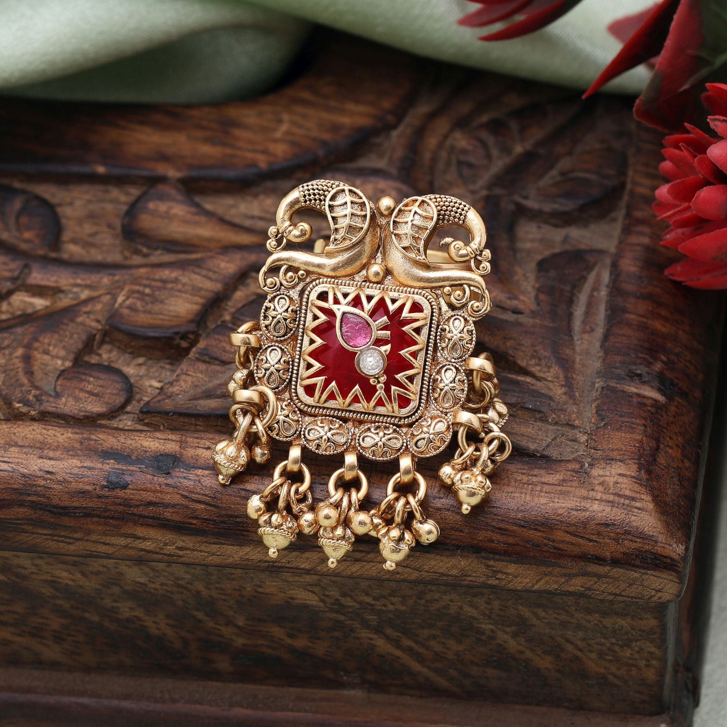 Ringe aus rotem mattem Gold mit traditionellen Motiven und langanhaltendem mattem Finish