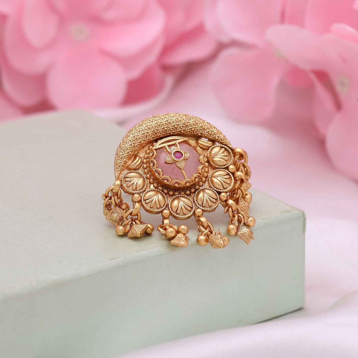 Rosa mattgoldene Ringe, entworfen als Geschenk für festliche Anlässe und tägliche ethnische Kleidung