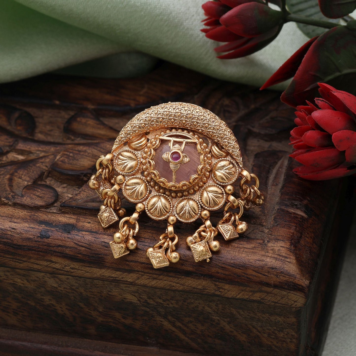 Rosa mattgoldene Ringe, entworfen als Geschenk für festliche Anlässe und tägliche ethnische Kleidung