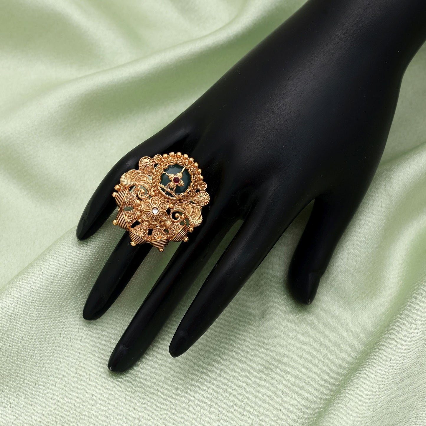 Rama-Grün Farbe Mattgold Ringe Stilvoller Ethno-Schmuck mit modernem Finish