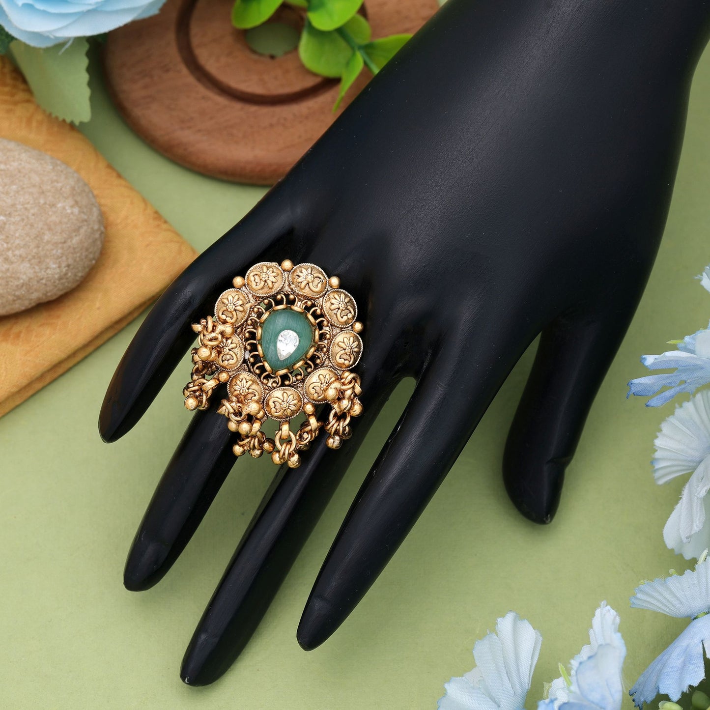 Pistaziengrün Farbe mattgoldene Ringe Stilvoller ethnischer Designer-Schmuck