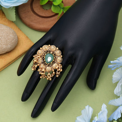 Pistaziengrün Farbe mattgoldene Ringe Stilvoller ethnischer Designer-Schmuck
