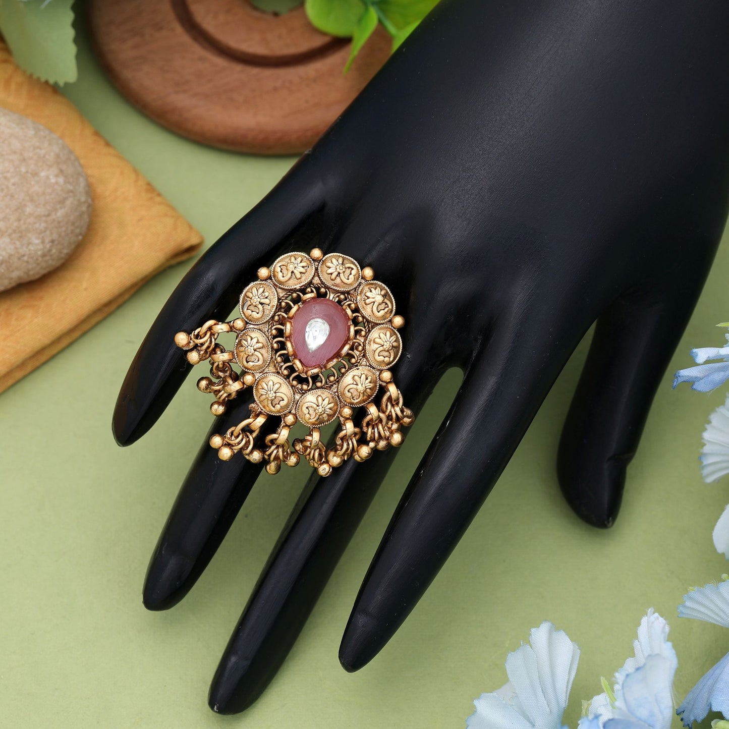 Pink Farbe Matte Goldringe Elegant Minimal Traditioneller Alltagsschmuck