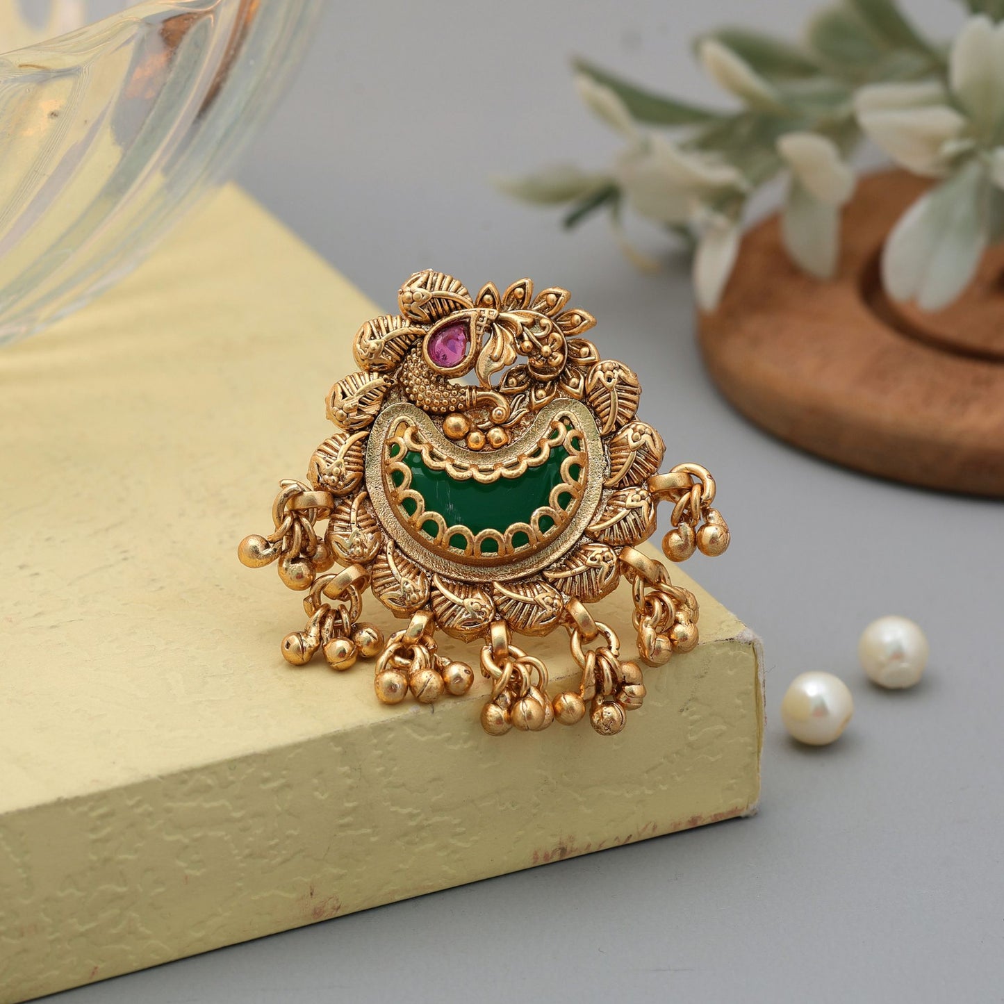 Grüne matte Goldringe Klassischer traditioneller Schmuck