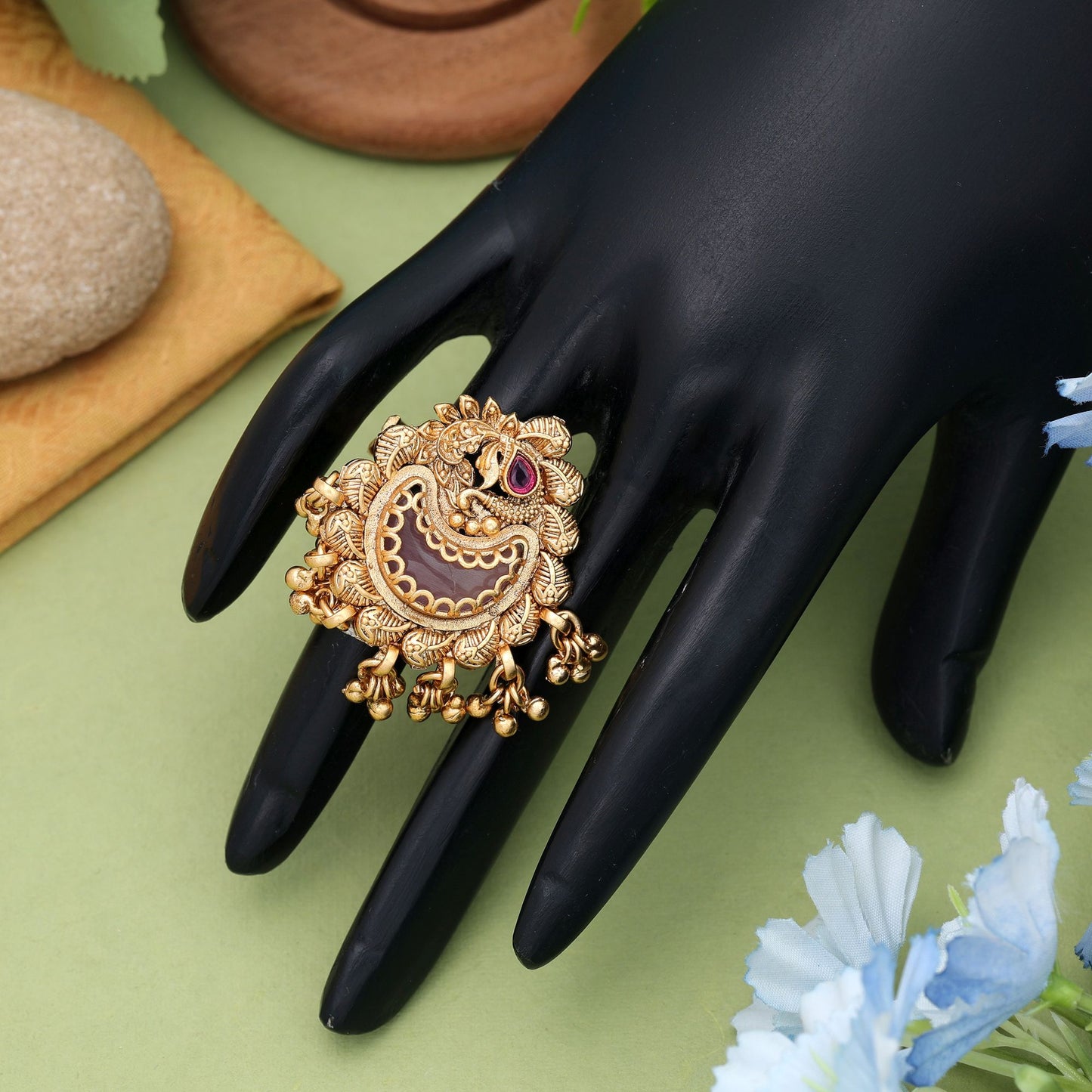 Pinkfarbene mattgoldene Ringe, stilvoller Ethno-Schmuck