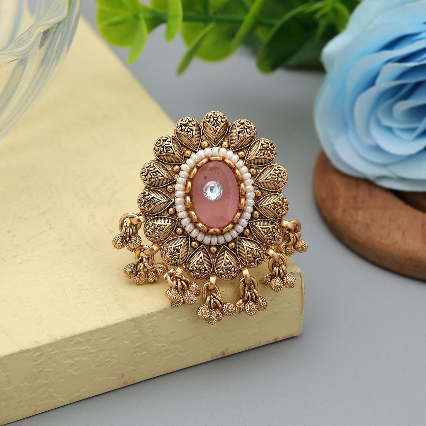 Pinkfarbene, matte Goldringe, elegante, minimale Schmuckstücke