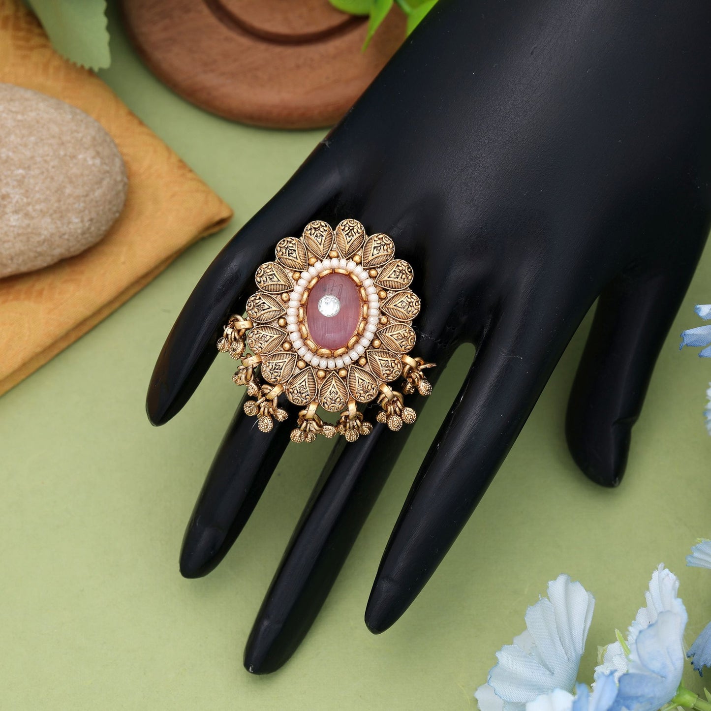 Pinkfarbene, matte Goldringe, elegante, minimale Schmuckstücke