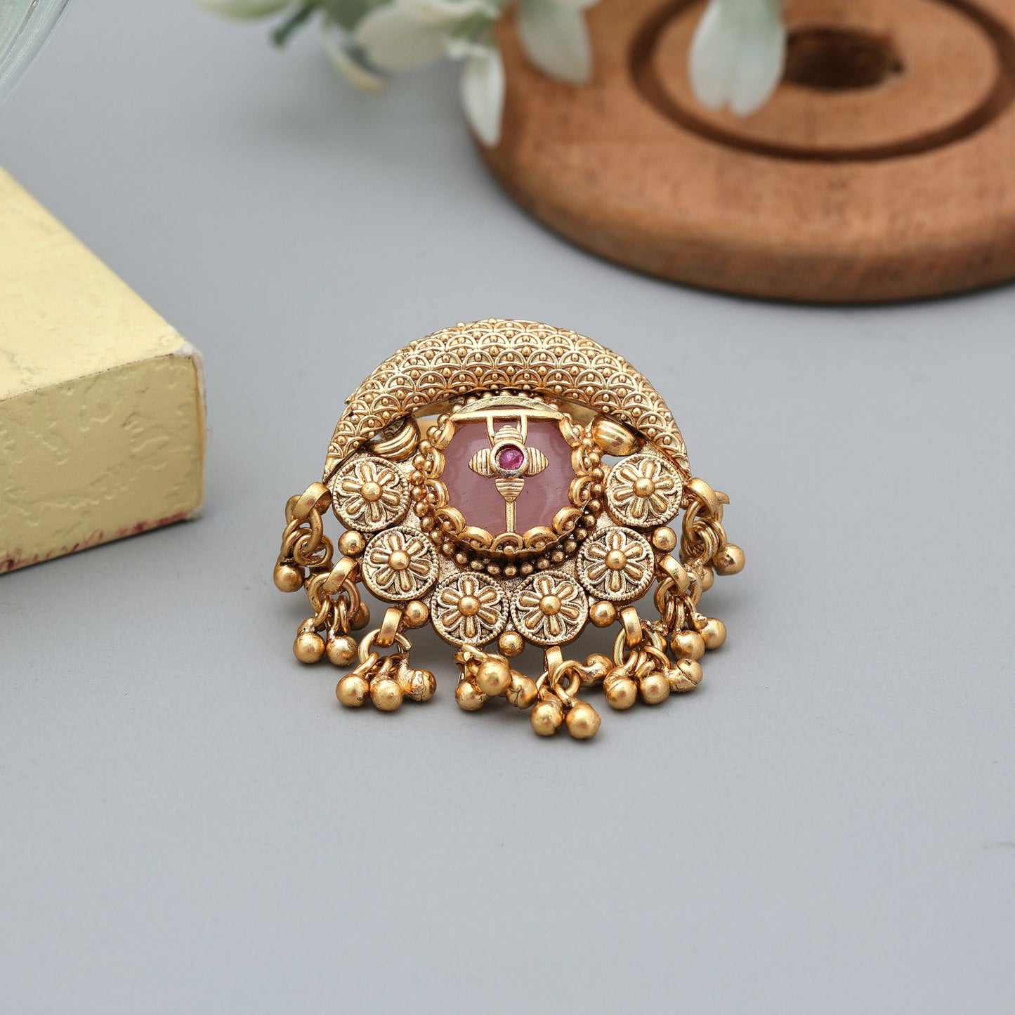 Pinkfarbene mattgoldene Ringe, stylischer Alltagsschmuck