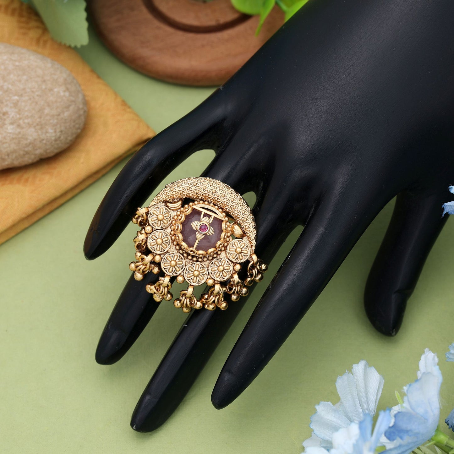 Pinkfarbene mattgoldene Ringe, stylischer Alltagsschmuck