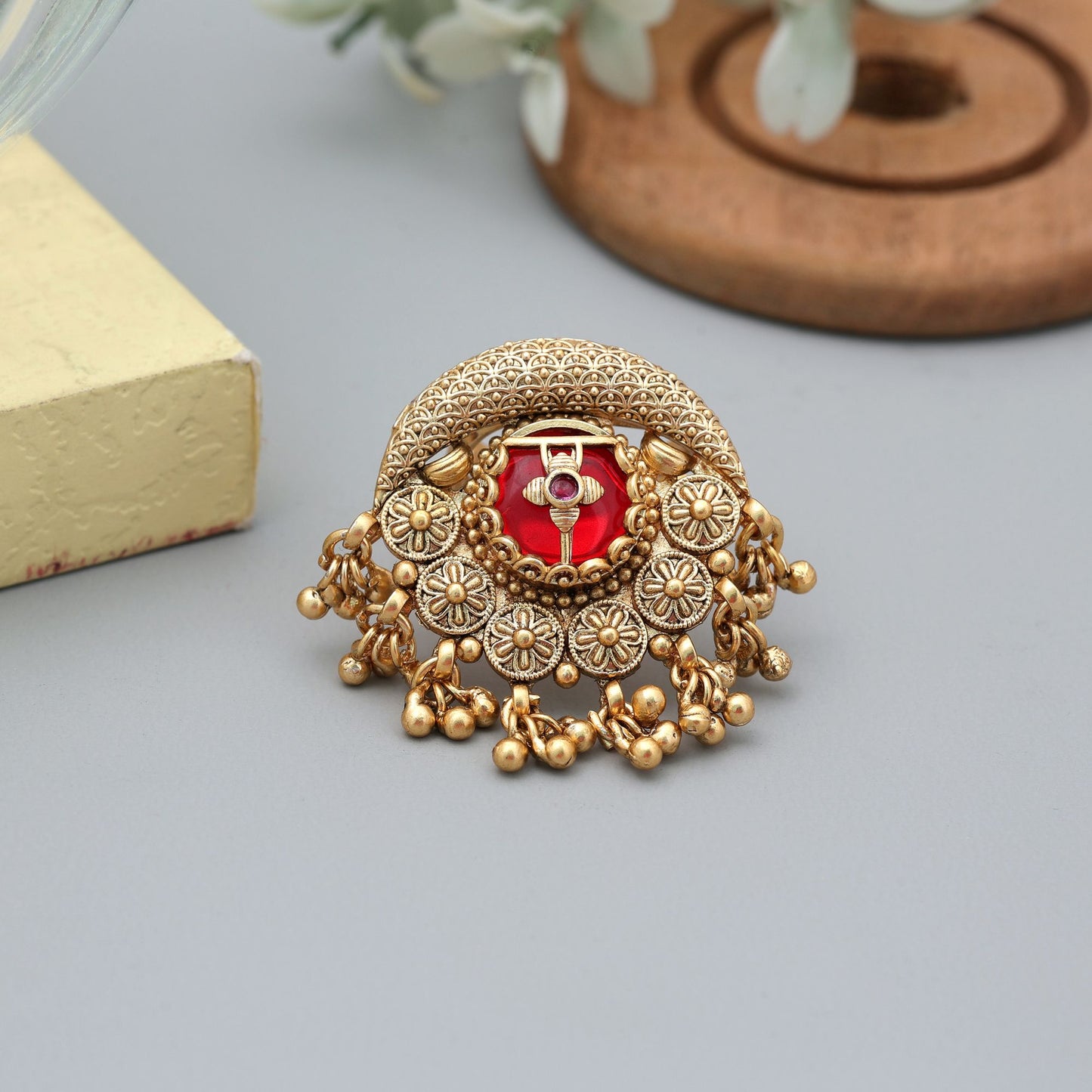 Rote Farbe Mattgoldringe Elegante Traditionelle Schmuckstücke