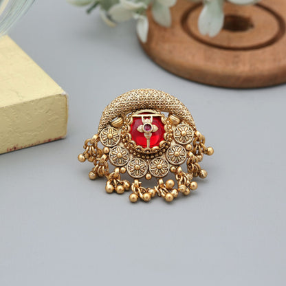 Rote Farbe Mattgoldringe Elegante Traditionelle Schmuckstücke
