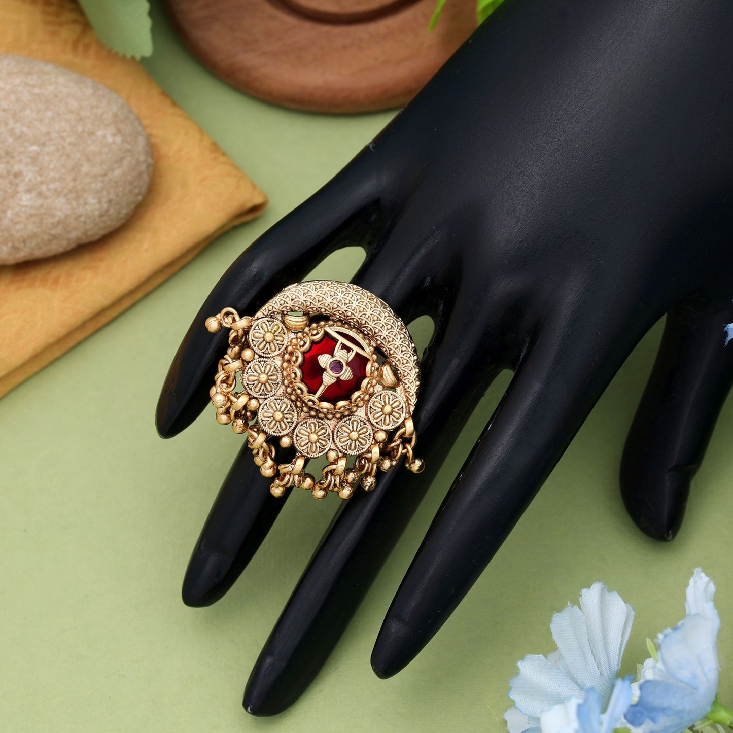 Rote Farbe Mattgoldringe Elegante Traditionelle Schmuckstücke