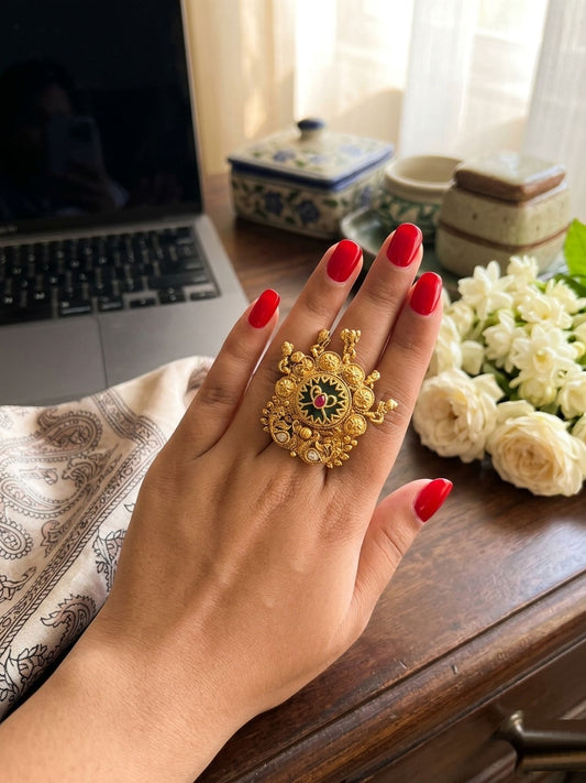 Pistaziengrüne Farbe Matte Goldringe Stilvolle ethnische Designerschmuckkollektion