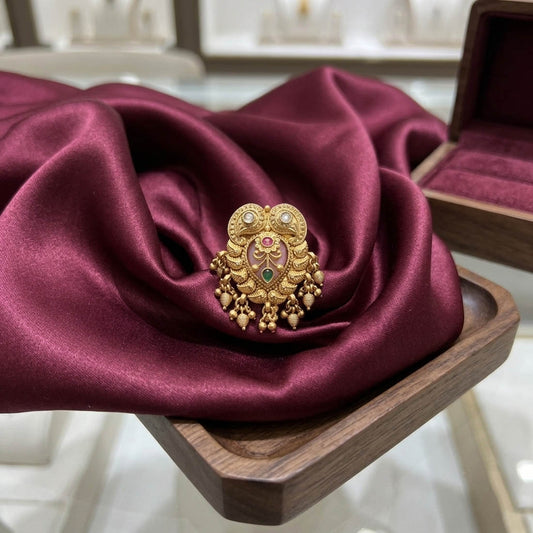 Hellrosa Farbe Mattgoldringe Weiche Elegante Minimale Schmuckkollektion