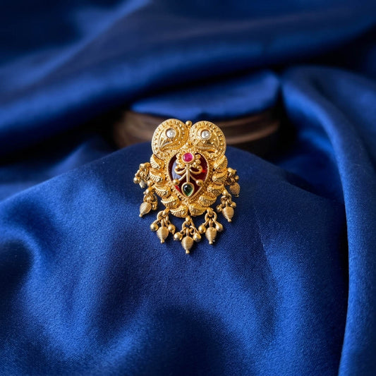 Rotfarbene matte Goldringe Elegante traditionelle Hochzeits-Schmuckkollektion Design