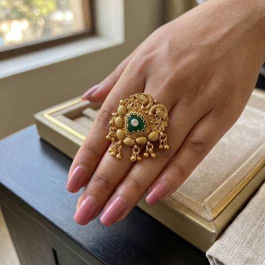 Grüne Farbe Mattgoldringe Klassische Elegante Ethnische Schmuckkollektion Design