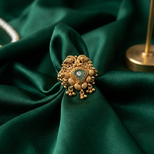 Pistaziengrüne mattgoldene Ringe, stilvoller Designerschmuck für den Alltag