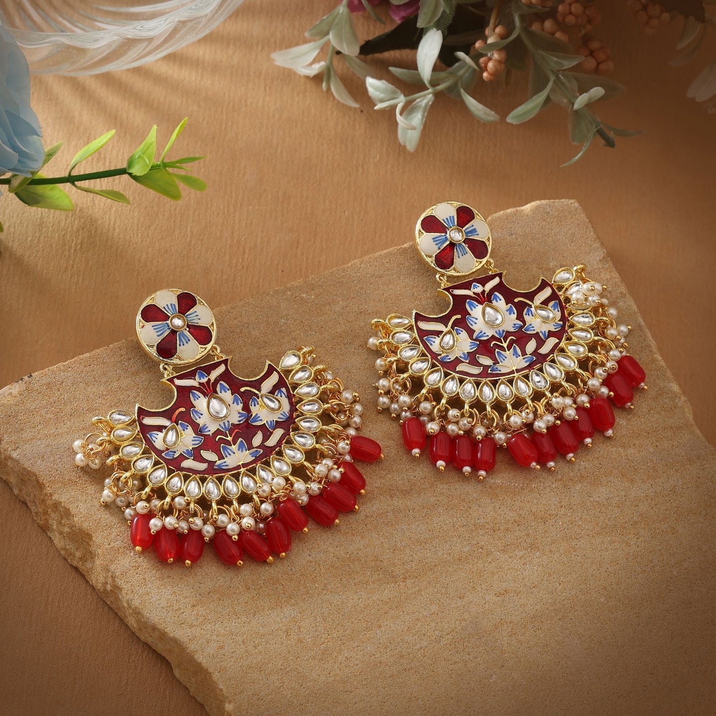 Rote Meenakari-Ohrringe, die Hochzeiten und festlichen Outfits einen kühnen Charme verleihen