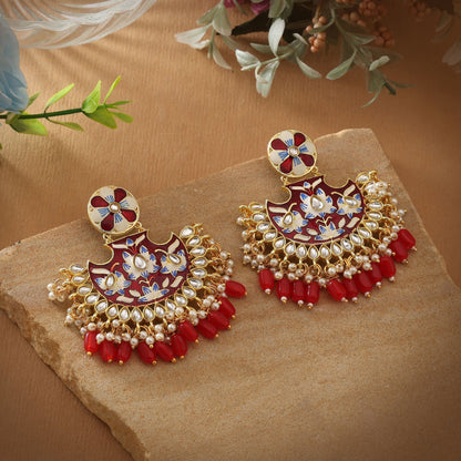 Rote Meenakari-Ohrringe, die Hochzeiten und festlichen Outfits einen kühnen Charme verleihen