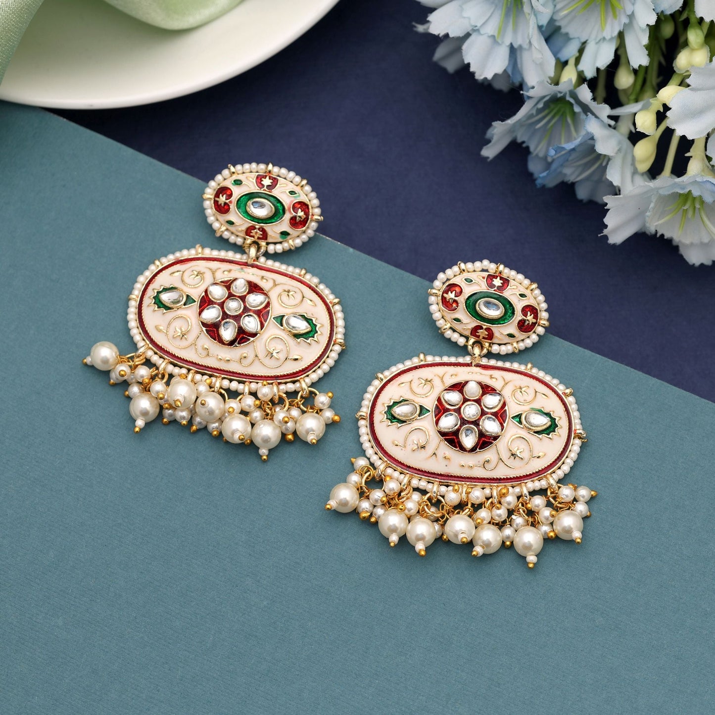 Weiße Meenakari-Ohrringe, die gelassene Eleganz mit aufwendigen traditionellen Emaille-Details bieten