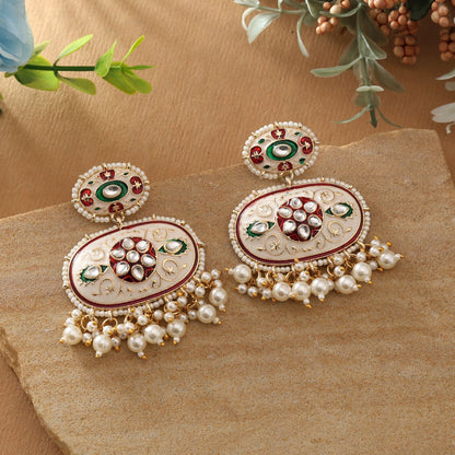 Weiße Meenakari-Ohrringe, die gelassene Eleganz mit aufwendigen traditionellen Emaille-Details bieten
