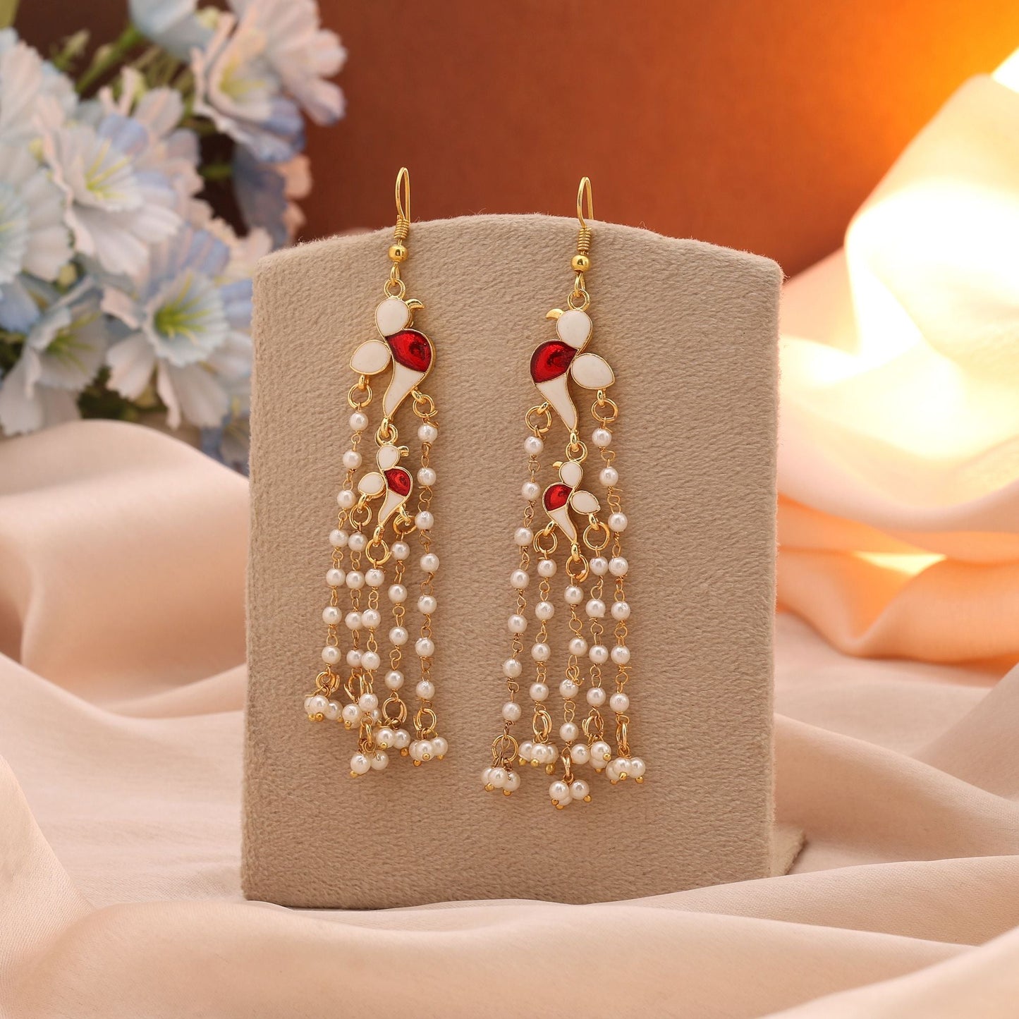 Weiße Meenakari-Ohrringe mit klassischem Finish für traditionelle ethnische Outfits