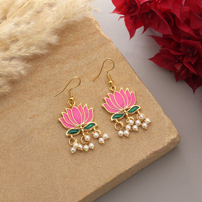 Pinkfarbene Meenakari Ohrringe mit viel Design, die lebendig handbemaltes Emaille zur Schau stellen