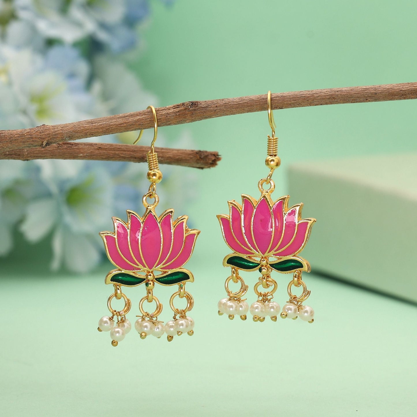 Pinkfarbene Meenakari Ohrringe mit viel Design, die lebendig handbemaltes Emaille zur Schau stellen