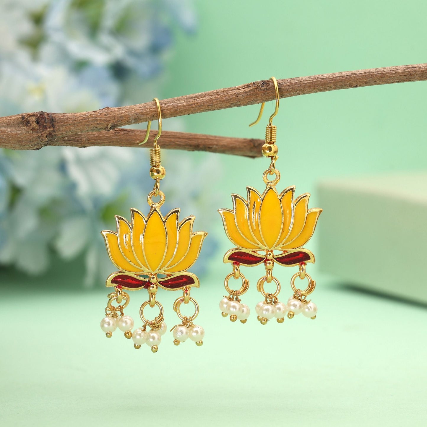 Gelbe Meenakari-Ohrringe mit aufwendigen floralen Emaille-Mustern im Lots-Design